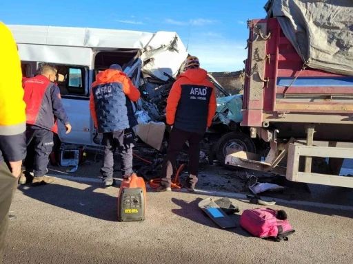 &Ouml;ğrenci servisi tıra &ccedil;arptı: 1 &ouml;l&uuml;, 7 yaralı
