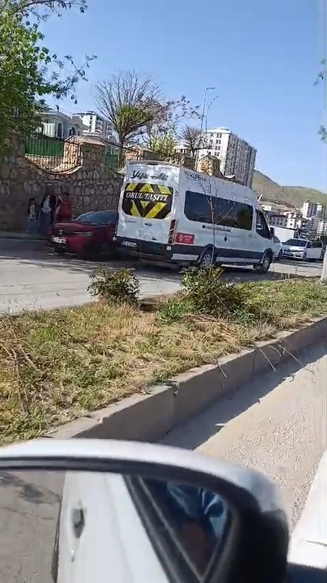 &Ouml;ğrenci servisinin metrelerce ters y&ouml;nde ilerlediği anlar kamerada
