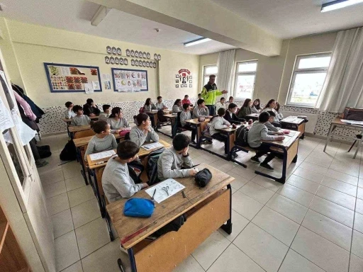 &Ouml;ğrenci ve &ouml;ğretmenlere trafik eğitimi verildi
