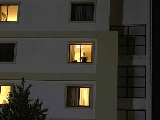 Öğrenci yurdunun penceresinden keman sesi yükseldi, yoldan geçenler ilgiyle dinledi
