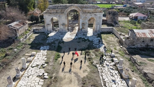&Ouml;ğrenciler Anvarza&rsquo;da zeybek oynadı
