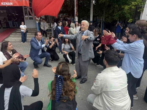 &Ouml;ğrenciler balık yeme yarışması yaptı, birinci 4 &ccedil;ipura kazandı
