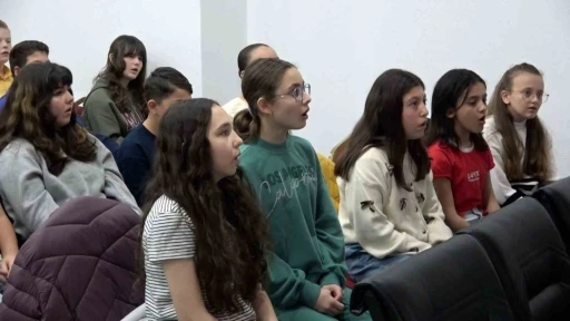 &Ouml;ğrenciler &ccedil;oksesli koroda yeteneklerini keşfediyor
