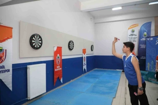 &Ouml;ğrenciler dart turnuvasında kıyasıya m&uuml;cadele etti
