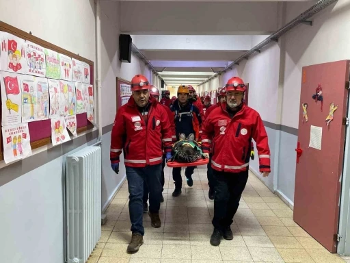 &Ouml;ğrenciler depremde ne yapmaları gerektiğini tatbikatta &ouml;ğrendi
