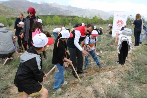 Öğrenciler fidanları toprakla buluşturdu
