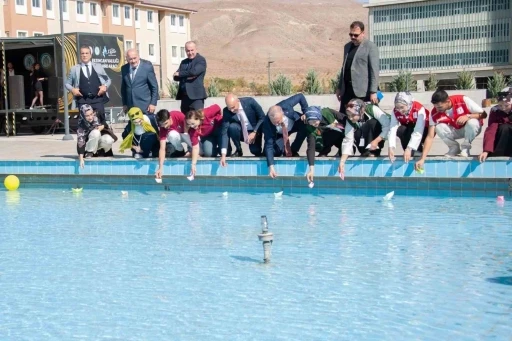 Öğrenciler hazırladıkları gemileri Filistin’e destek amaçlı havuza bıraktı
