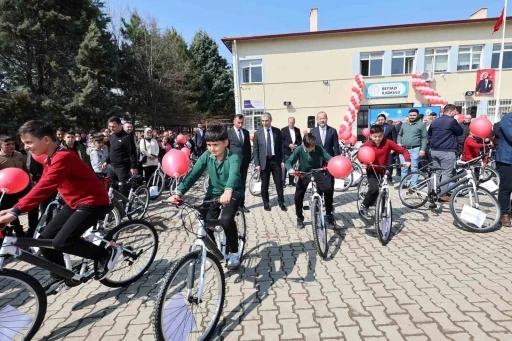 &Ouml;ğrenciler hediyelerini protokol &uuml;yelerinden aldı

