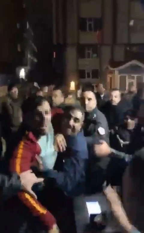 Öğrenciler ile taksicilerin kavgası yurtta son buldu; o anlar kamerada
