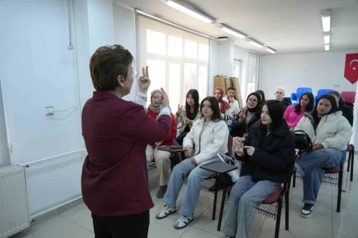 Öğrenciler işitme engelli bireylerle iletişim kurabilmek için işaret dili öğreniyor
