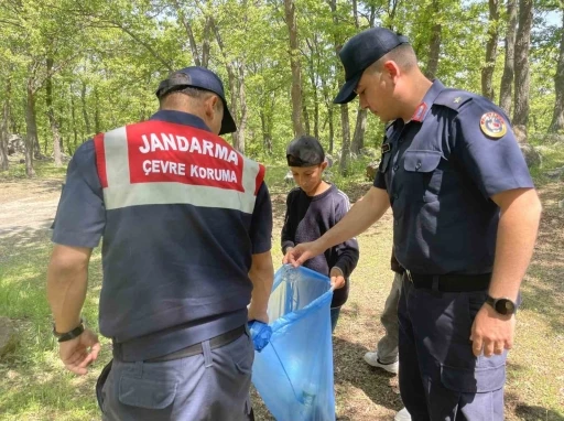 Öğrenciler jandarma ekipleriyle birlikte çöp topladı
