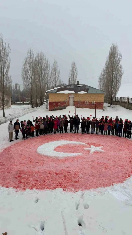 &Ouml;ğrenciler kardan T&uuml;rk bayrağı yaptı
