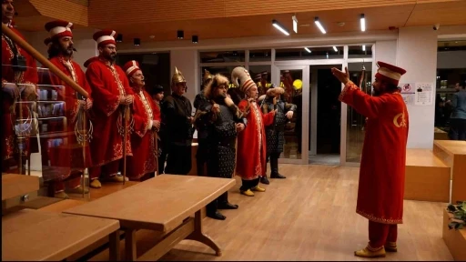 &Ouml;ğrenciler marşla girdi, mehterle karşılandı
