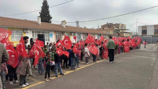 &Ouml;ğrenciler okula bayrak ve &ccedil;i&ccedil;eklerle gitti
