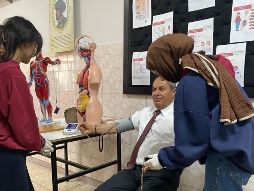 &Ouml;ğrenciler sahada uygulayarak &ouml;ğreniyor

