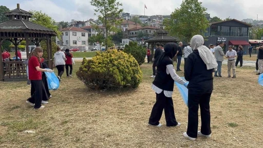 Öğrenciler sahilden poşet poşet çöp topladı
