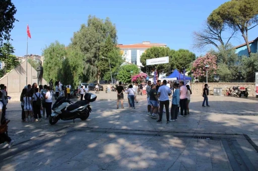 Öğrenciler sınavda veliler dışarıda ter döktü

