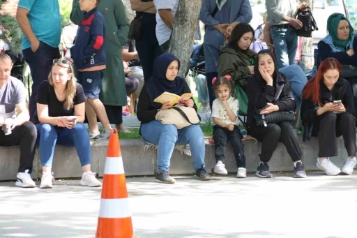 Öğrenciler sınfta ter döktü veliler dışarıda dua etti

