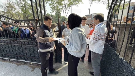 &Ouml;ğrenciler sıralarda, veliler ise okulun &ccedil;evresinde ter d&ouml;kmeye başladı
