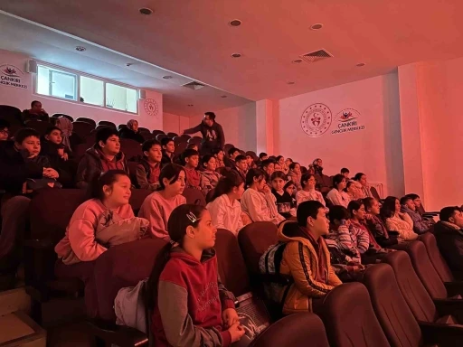 &Ouml;ğrenciler tiyatro ile polislik mesleğini canlandırdı
