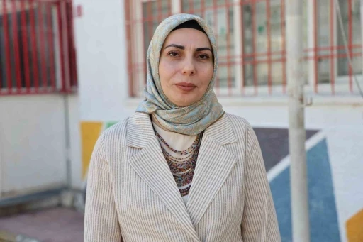 &Ouml;ğrenciler ve &ouml;ğretmenler okul duvarını sanatsal şekilde boyadı
