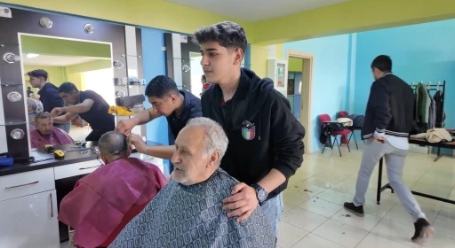 &Ouml;ğrenciler yaşlıların bayram tıraşını yaptı
