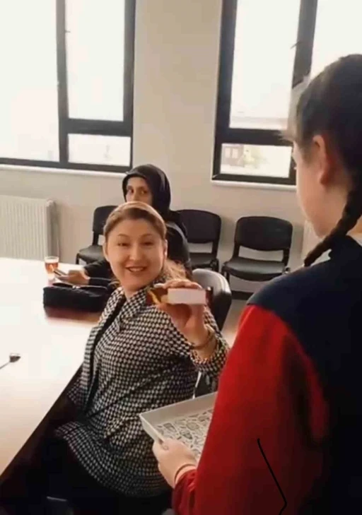 &Ouml;ğrencilerden anlamlı mesaj: "&Ouml;ğretmene silah değil, &ccedil;ikolata uzatılır"
