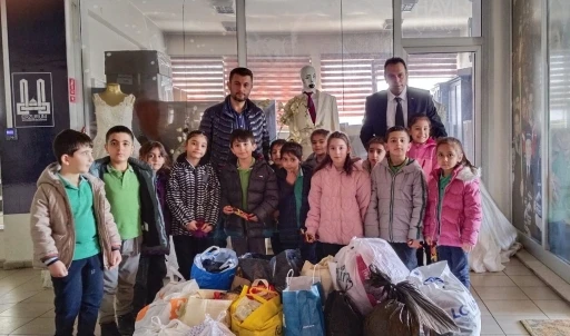 &Ouml;ğrencilerden Hayır &Ccedil;arşısı&rsquo;na gıda bağışı
