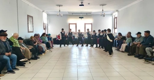 &Ouml;ğrencilerden huzurevi sakinlerine renkli program

