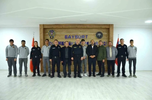 Öğrencilerden polis ve polis adaylarına tatlı ikramı
