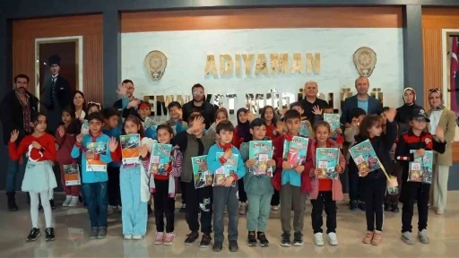 &Ouml;ğrencilerden polislere anlamlı Polis Haftası s&uuml;rprizi
