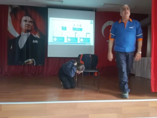 &Ouml;ğrencilere afet bilinci aşılandı, tahliye tatbikatı yapıldı
