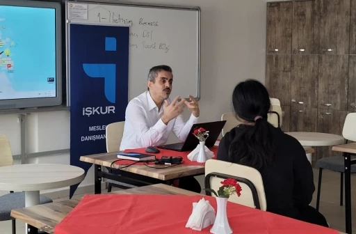 &Ouml;ğrencilere meslek se&ccedil;iminin &ouml;nemi anlatıldı
