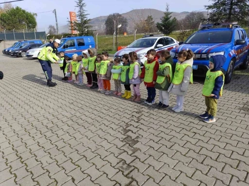 Öğrencilere temel trafik eğitimi verildi
