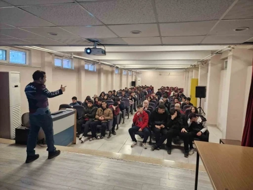 &Ouml;ğrencilere yama&ccedil; paraş&uuml;t&uuml; tanıtımı
