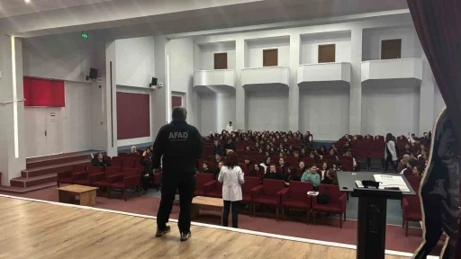 Öğrencilere yönelik afetler ve yangınlarla ilgili eğitimler devam ediyor

