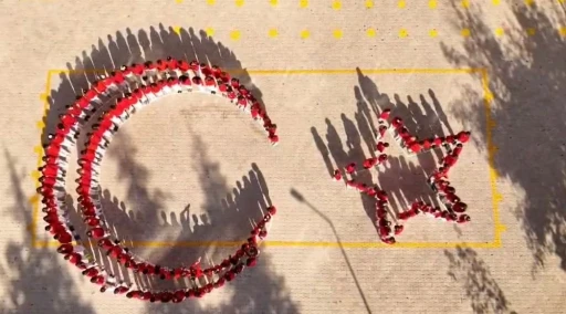 Öğrencilerin ay-yıldız koreografisi büyük beğeni topladı