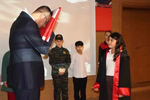 &Ouml;ğrencilerin ay yıldız temalı g&ouml;sterisi g&ouml;ğ&uuml;s kabarttı

