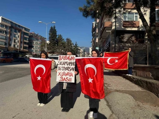 &Ouml;ğrencilerin bayrak sevgisi yollara taştı: S&uuml;r&uuml;c&uuml;ler karşılıksız bırakmadı

