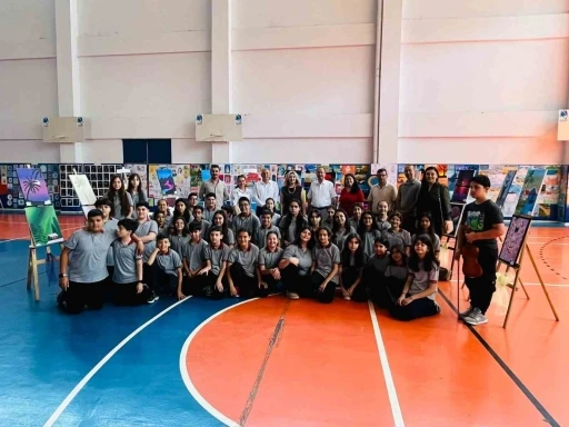 &Ouml;ğrencilerin hazırladığı 860 eserlik dev sergi g&ouml;z kamaştırdı
