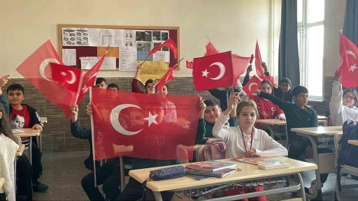 &Ouml;ğrencilerin okul heyecanı ay yıldızlı T&uuml;rk bayrağıyla ta&ccedil;landı

