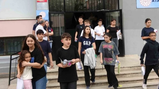 &Ouml;ğrencilerin sınav heyecanı sona erdi: "En zorlu LGS&rsquo;ydi"
