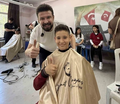 &Ouml;ğrencilerin y&uuml;z&uuml; g&uuml;ls&uuml;n diye iş yerinin kapısına kilit vurdu