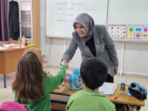 &Ouml;ğrencilerle bayrak temalı derste buluştu
