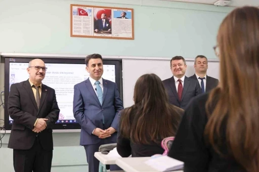 Öğrencilerle bir araya gelerek eğitime verilen önemin altı çizildi
