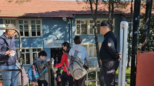 &Ouml;ğrencilerle teneff&uuml;ste ip atlayan polis, g&ouml;n&uuml;lleri fethetti
