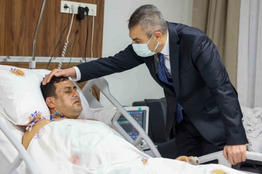 &Ouml;ğrencinin vurduğu okul m&uuml;d&uuml;r&uuml; servise alındı, Bakan Tekin&rsquo;le g&ouml;r&uuml;şt&uuml;
