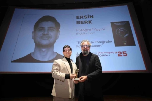 Öğretim görevlisi &quot;Yılın Fotoğraf Yayını&quot; ödülüne layık görüldü
