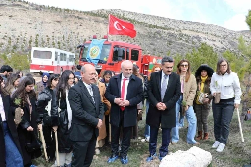 &Ouml;ğretmen adayları fidanları toprakla buluşturdu
