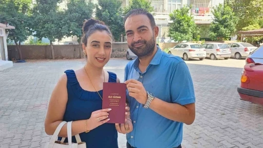 &Ouml;ğretmen &ccedil;ift, dolmuşu gelin arabası yaptı
